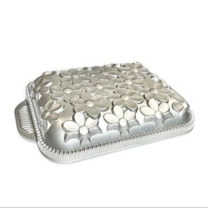 Nordic Ware Daisy Cake Pan Heavy Bakeware Spring Dessert Cast Aluminum